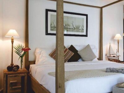 Lit baldaquin bois massif style maison de campagne luxe