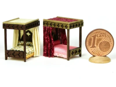 Lit baldaquin miniature gothique style ancien maison de poupée