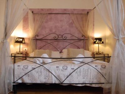 Chambre double avec lit baldaquin