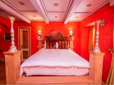 Chambre lit king-size avec balcon