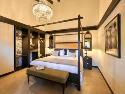 Chambre lit king-size – vue sur piscine
