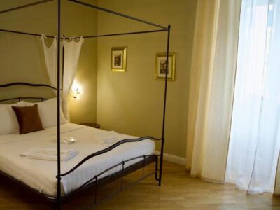Chambre lit queen-size avec baignoire spa