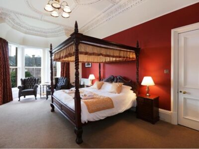 Chambre lit king-size vue montagne