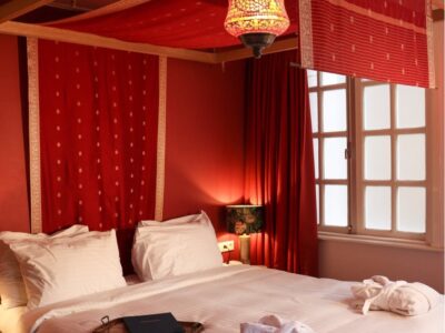 Chambre lit king-size vue sur cour