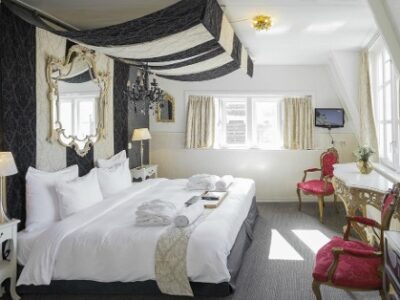 Chambre lit king size vue jardin
