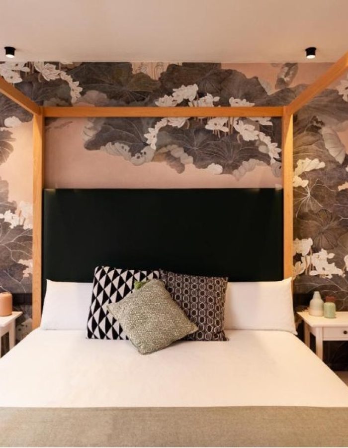 Chambre lit king size avec baignoire spa